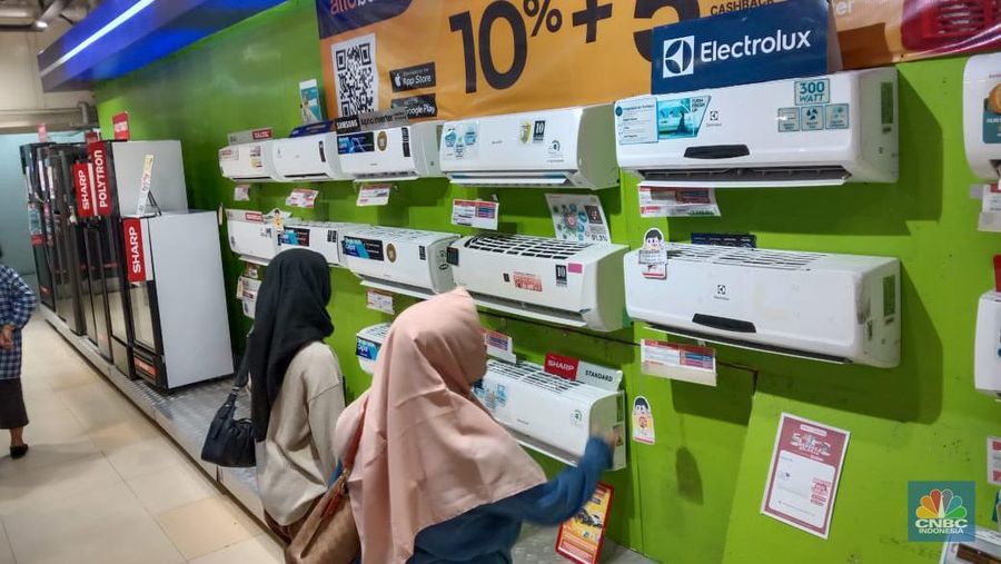 Sejumlah pengunjung melihat Air Conditioner (AC) selama promo yang kembali hadir di Transmart menghadirkan full day sale dengan tajuk Merdeka Belanja. (CNBC Indonessia/Eqqi Syahputra)