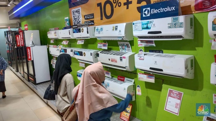 Sejumlah pengunjung melihat Air Conditioner (AC) selama promo yang kembali hadir di Transmart menghadirkan full day sale dengan tajuk Merdeka Belanja. (CNBC Indonessia/Eqqi Syahputra)