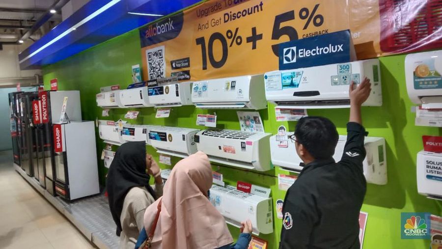 Sejumlah pengunjung melihat Air Conditioner (AC) selama promo yang kembali hadir di Transmart menghadirkan full day sale dengan tajuk Merdeka Belanja. (CNBC Indonessia/Eqqi Syahputra)