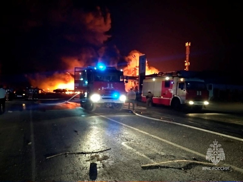 Tim penyelamat bekerja untuk memadamkan api di lokasi kecelakaan menyusul ledakan di sebuah pompa bensin di kota Makhachkala, Rusia, 14 Agustus 2023. Tim penyelamat bekerja untuk memadamkan api di lokasi kecelakaan menyusul ledakan di sebuah pompa bensin di kota Makhachkala, Rusia, 14 Agustus 2023. (Russian Emergencies Ministry in the Republic of Dagestan/Handout via REUTERS)