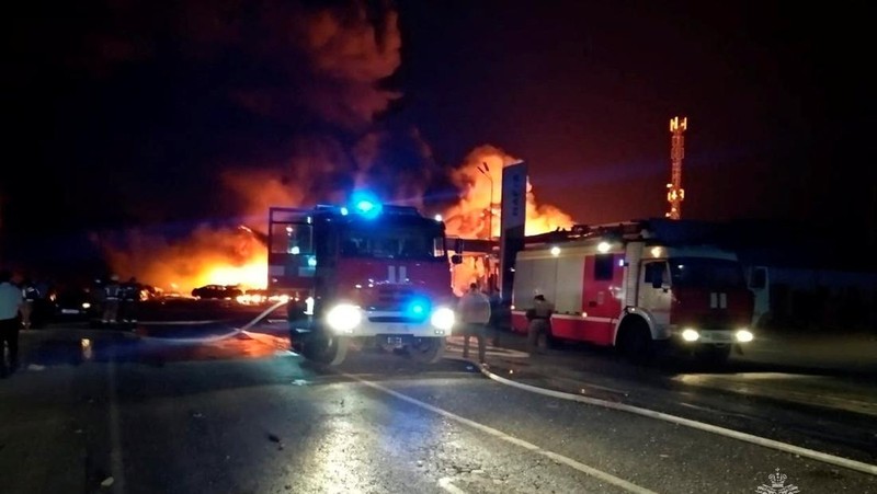 Tim penyelamat bekerja untuk memadamkan api di lokasi kecelakaan menyusul ledakan di sebuah pompa bensin di kota Makhachkala, Rusia, 14 Agustus 2023. (Russian Emergencies Ministry in the Republic of Dagestan/Handout via REUTERS)