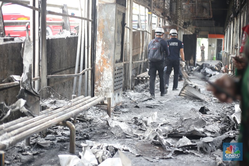 Sejumlah pekerja memasang karpet untuk halte sementara yang berada di sekitar lokasi Halte Tendean, Jakarta Selatan pada Selasa (15/8/2023) usai terbakar kemarin sore. Sejumlah pekerja memasang karpet untuk halte sementara yang berada di sekitar lokasi Halte Tendean, Jakarta Selatan pada Selasa (15/8/2023) usai terbakar kemarin sore. (CNBC Indonesia/Tias Budiarto)