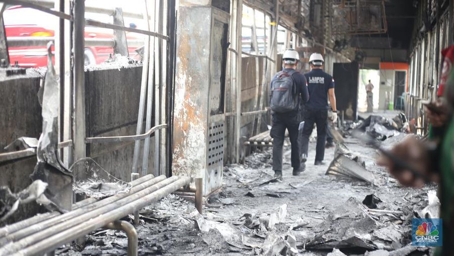 Sejumlah pekerja memasang karpet untuk halte sementara yang berada di sekitar lokasi Halte Tendean, Jakarta Selatan pada Selasa (15/8/2023) usai terbakar kemarin sore. (վ/Tias Budiarto)