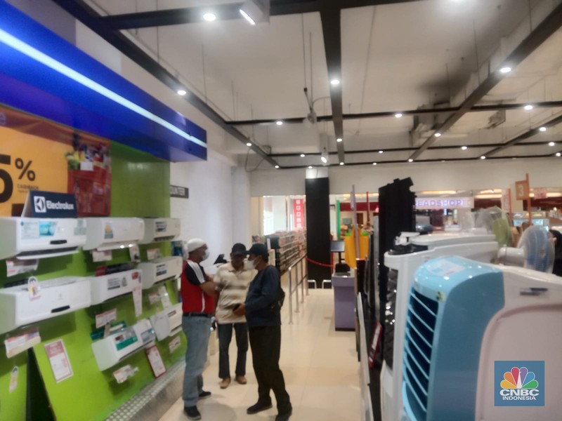 Transmart Full Day Sale pada hari ini, Selasa (15/8/2023). (CNBC Indonesia/ Eqqi Syahputra) Transmart Full Day Sale pada hari ini, Selasa (15/8/2023). (CNBC Indonesia/ Eqqi Syahputra)