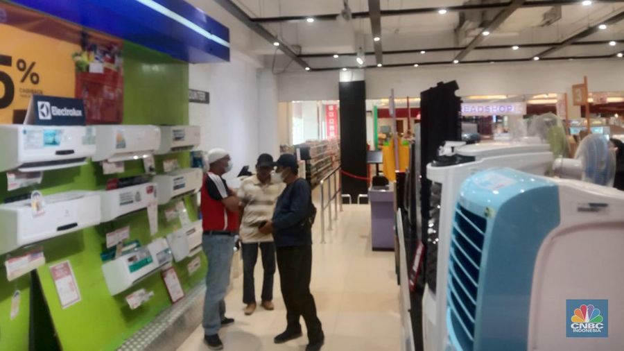 Transmart Full Day Sale pada hari ini, Selasa (15/8/2023). (CNBC Indonesia/ Eqqi Syahputra)