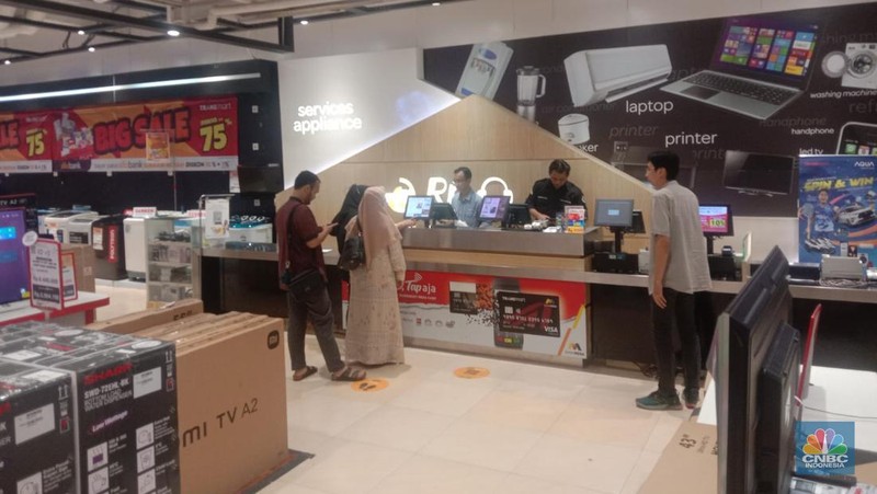Transmart Full Day Sale pada hari ini, Selasa (15/8/2023). (CNBC Indonesia/ Eqqi Syahputra)