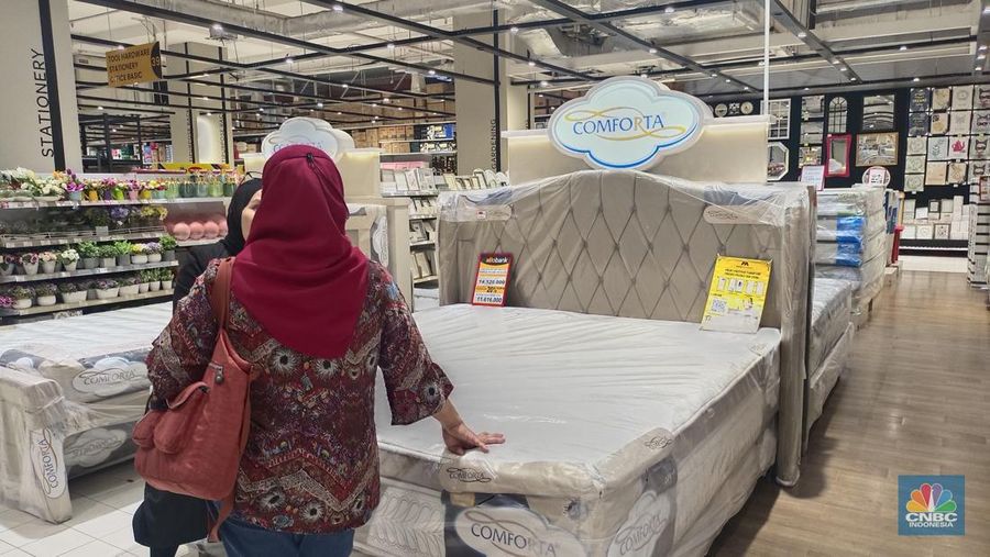 Transmart kembali menghadirkan full day sale dengan tajuk Merdeka Belanja. Salah satunya produk satu set kasur chamoplus Comforta, yang terdiri dari headboard, dipan, kasur dengan memogel, 2 bantal, 2 guling dan 1 matras protektor. (CNBC Indonesia/Martyasari Rizky)