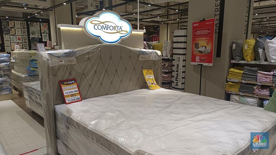 Transmart kembali menghadirkan full day sale dengan tajuk Merdeka Belanja. Salah satunya produk satu set kasur chamoplus Comforta, yang terdiri dari headboard, dipan, kasur dengan memogel, 2 bantal, 2 guling dan 1 matras protektor. (CNBC Indonesia/Martyasari Rizky)