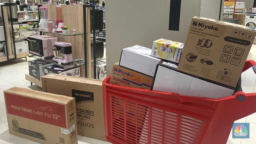 Transmart kembali menghadirkan full day sale dengan tajuk Merdeka Belanja. Sejumlah pelanggan terpantau tengah memborong barang elektronik hingga perlengkapan rumah tangga. (CNBC Indonesia/Martyasari Rizky)