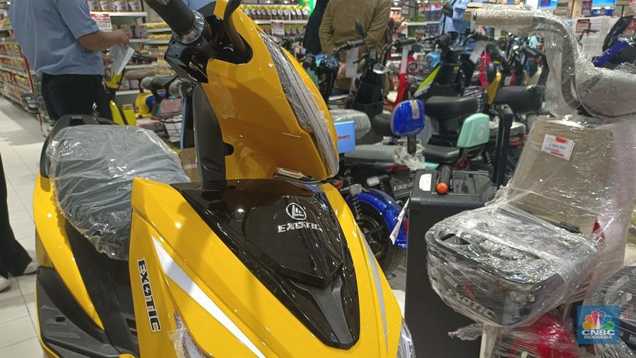 Transmart Kota Kasablanka, Jakarta Selatan, tak hanya produk elektronik saja yang laris diborong pelanggan, ternyata motor listrik juga menjadi incaran pelanggan Transmart Full Day Sale hari ini. (CNBC Indonesia/Martyasari Rizky)