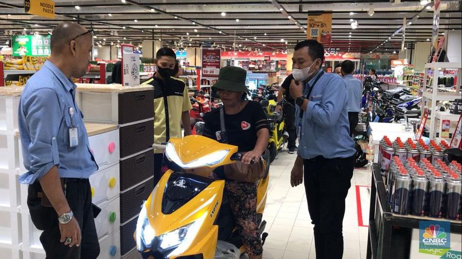 Transmart Kota Kasablanka, Jakarta Selatan, tak hanya produk elektronik saja yang laris diborong pelanggan, ternyata motor listrik juga menjadi incaran pelanggan Transmart Full Day Sale hari ini. (CNBC Indonesia/Martyasari Rizky)