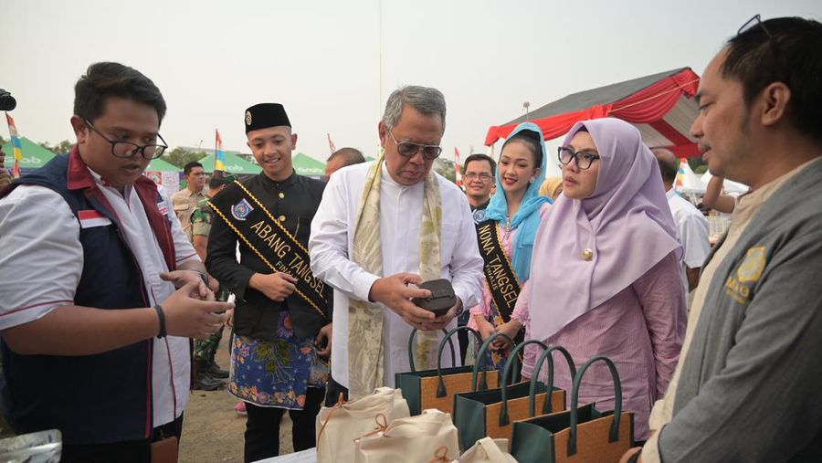 Walikota Tangerang Selatan, Benyamin Davnie, berbincang-bincang dengan pelaku UMKM pada acara Tangsel Digifest 2023 di Tangsel, Jumat (11/8/2023). Partisipasi ini merupakan bagian rangkaian kegiatan program UMKM Untuk Indonesia (UUI) untuk Transformasi Digital, yang digelar PT HM Sampoerna Tbk. (Sampoerna), melalui Sampoerna Entrepreneurship Training Center (SETC) di bawah payung Program Keberlanjutan “Sampoerna Untuk Indonesia” (SUI), bekerja sama dengan Yayasan INOTEK.