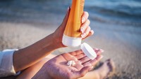 Sering Reapply Sunscreen di Luar? Coba Bawa dalam Botol Kecil