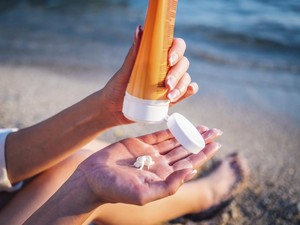 Perbedaan Sunscreen Stick, Spray, dan Lotion, Mana yang Lebih Efektif?