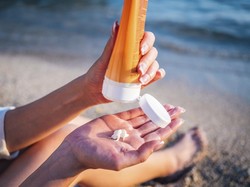 Perbedaan Sunscreen Stick, Spray, dan Lotion, Mana yang Lebih Efektif? Perbedaan Sunscreen Stick, Spray, dan Lotion, Mana yang Lebih Efektif?