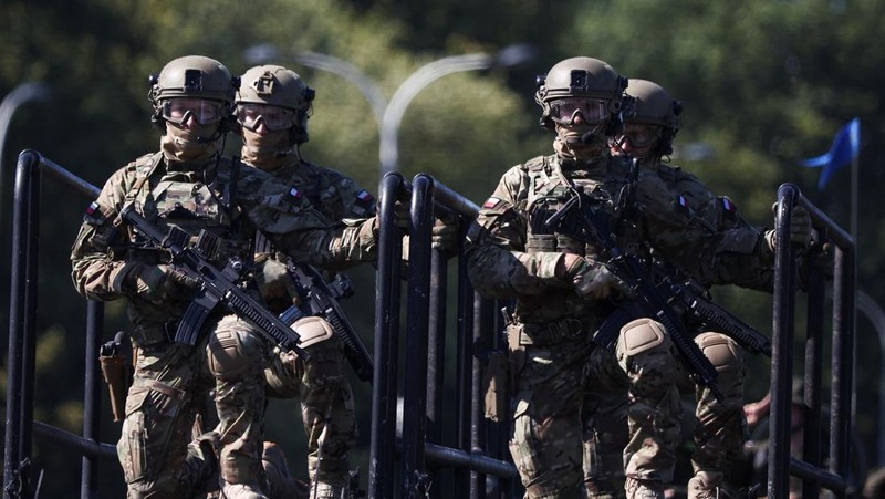 Anggota pasukan militer Polandia berpartisipasi dalam parade militer pada Hari Angkatan Bersenjata, yang dirayakan setiap tahun pada tanggal 15 Agustus untuk memperingati kemenangan Polandia atas Tentara Merah Uni Soviet pada tahun 1920, di Warsawa, Polandia, 15 Agustus 2023. (REUTERS/Kacper Pempel)