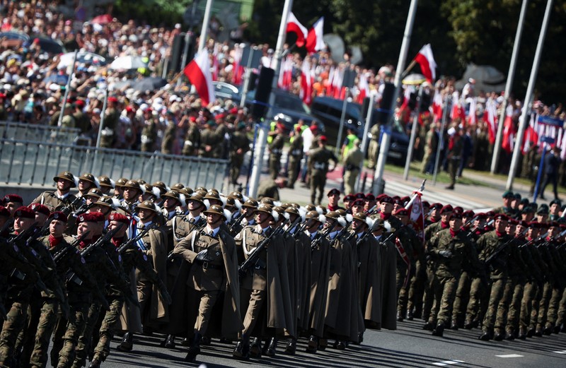 Anggota pasukan militer Polandia berpartisipasi dalam parade militer pada Hari Angkatan Bersenjata, yang dirayakan setiap tahun pada tanggal 15 Agustus untuk memperingati kemenangan Polandia atas Tentara Merah Uni Soviet pada tahun 1920, di Warsawa, Polandia, 15 Agustus 2023. Anggota pasukan militer Polandia berpartisipasi dalam parade militer pada Hari Angkatan Bersenjata, yang dirayakan setiap tahun pada tanggal 15 Agustus untuk memperingati kemenangan Polandia atas Tentara Merah Uni Soviet pada tahun 1920, di Warsawa, Polandia, 15 Agustus 2023. (REUTERS/Kacper Pempel)
