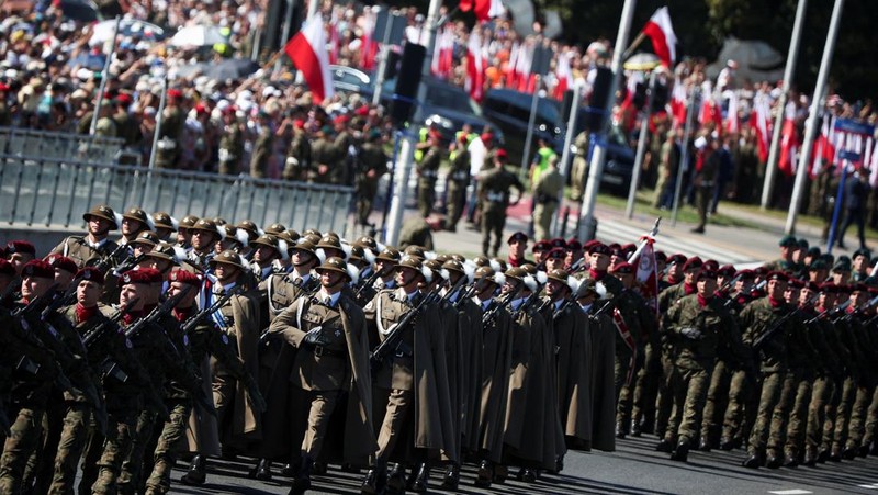 Anggota pasukan militer Polandia berpartisipasi dalam parade militer pada Hari Angkatan Bersenjata, yang dirayakan setiap tahun pada tanggal 15 Agustus untuk memperingati kemenangan Polandia atas Tentara Merah Uni Soviet pada tahun 1920, di Warsawa, Polandia, 15 Agustus 2023. (REUTERS/Kacper Pempel)