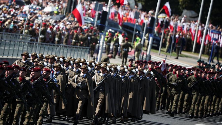 Anggota pasukan militer Polandia berpartisipasi dalam parade militer pada Hari Angkatan Bersenjata, yang dirayakan setiap tahun pada tanggal 15 Agustus untuk memperingati kemenangan Polandia atas Tentara Merah Uni Soviet pada tahun 1920, di Warsawa, Polandia, 15 Agustus 2023. (REUTERS/Kacper Pempel)