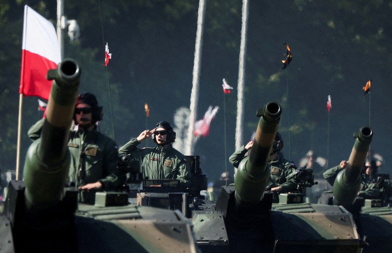 Anggota pasukan militer Polandia berpartisipasi dalam parade militer pada Hari Angkatan Bersenjata, yang dirayakan setiap tahun pada tanggal 15 Agustus untuk memperingati kemenangan Polandia atas Tentara Merah Uni Soviet pada tahun 1920, di Warsawa, Polandia, 15 Agustus 2023. Anggota pasukan militer Polandia berpartisipasi dalam parade militer pada Hari Angkatan Bersenjata, yang dirayakan setiap tahun pada tanggal 15 Agustus untuk memperingati kemenangan Polandia atas Tentara Merah Uni Soviet pada tahun 1920, di Warsawa, Polandia, 15 Agustus 2023. (REUTERS/Kacper Pempel)