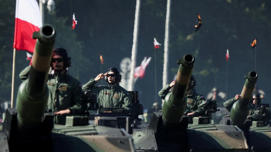 Anggota pasukan militer Polandia berpartisipasi dalam parade militer pada Hari Angkatan Bersenjata, yang dirayakan setiap tahun pada tanggal 15 Agustus untuk memperingati kemenangan Polandia atas Tentara Merah Uni Soviet pada tahun 1920, di Warsawa, Polandia, 15 Agustus 2023. (REUTERS/Kacper Pempel)