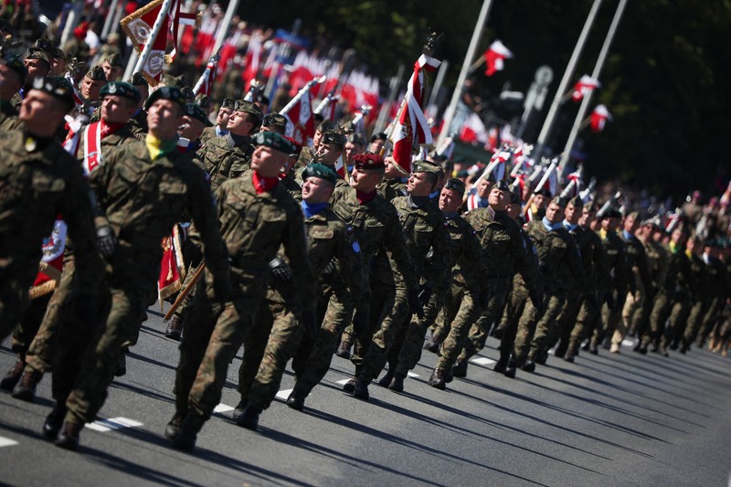 Anggota pasukan militer Polandia berpartisipasi dalam parade militer pada Hari Angkatan Bersenjata, yang dirayakan setiap tahun pada tanggal 15 Agustus untuk memperingati kemenangan Polandia atas Tentara Merah Uni Soviet pada tahun 1920, di Warsawa, Polandia, 15 Agustus 2023. (REUTERS/Kacper Pempel)