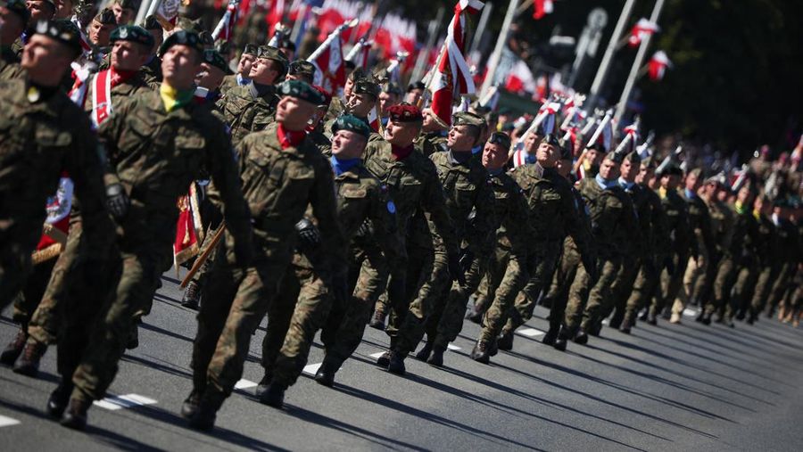 Anggota pasukan militer Polandia berpartisipasi dalam parade militer pada Hari Angkatan Bersenjata, yang dirayakan setiap tahun pada tanggal 15 Agustus untuk memperingati kemenangan Polandia atas Tentara Merah Uni Soviet pada tahun 1920, di Warsawa, Polandia, 15 Agustus 2023. (REUTERS/Kacper Pempel)
