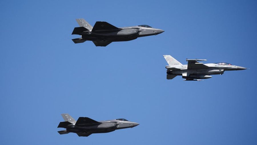 Jet F-35 Angkatan Udara AS dan jet F-16 Angkatan Udara Polandia berpartisipasi dalam parade militer pada Hari Angkatan Bersenjata, dirayakan setiap tahun pada tanggal 15 Agustus untuk memperingati kemenangan Polandia atas Tentara Merah Uni Soviet pada tahun 1920, di Warsawa, Polandia, 15 Agustus , 2023. (REUTERS/Kacper Pempel)