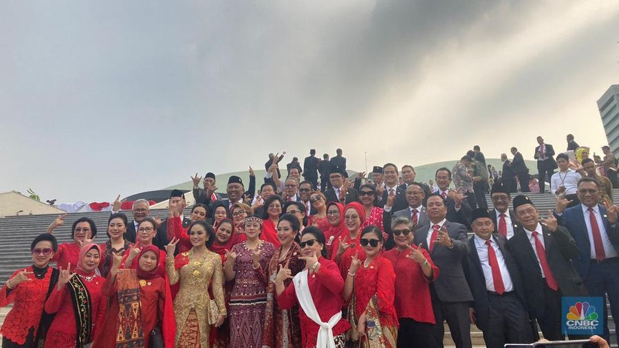 Ketua Dewan Perwakilan Rakyat (DPR) Puan Maharani berpose bersama usai menjalani Sidang Tahunan MPR RI di Gedung DPR RI, Jakarta, Rabu (16/8/2023). (²©²ÊÍøÕ¾/Mentari Puspadini)