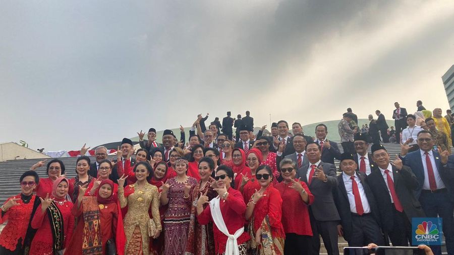 Ketua Dewan Perwakilan Rakyat (DPR) Puan Maharani berpose bersama usai menjalani Sidang Tahunan MPR RI di Gedung DPR RI, Jakarta, Rabu (16/8/2023). (CNBC Indonesia/Mentari Puspadini)