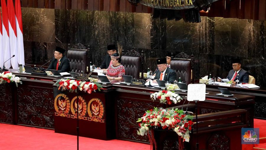 Ketua Dewan Perwakilan Rakyat (DPR) Puan Maharani memakai pakaian adat Kalimantan Barat (Kalbar) untuk menghadiri Sidang Tahunan MPR dan Sidang Bersama DPR dan DPD di Kompleks Parlemen, Senayan, Jakarta, Rabu (16/8/2023). (CNBC Indonesia/Muhammad Sabki) Ketua Dewan Perwakilan Rakyat (DPR) Puan Maharani memakai pakaian adat Kalimantan Barat (Kalbar) untuk menghadiri Sidang Tahunan MPR dan Sidang Bersama DPR dan DPD di Kompleks Parlemen, Senayan, Jakarta, Rabu (16/8/2023). (CNBC Indonesia/Muhammad Sabki)