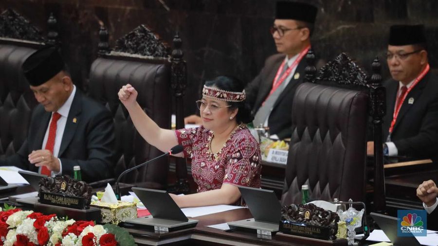 Ketua Dewan Perwakilan Rakyat (DPR) Puan Maharani saat menyampaikan pidato Sidang Tahunan MPR dan Sidang Bersama DPR dan DPD di Kompleks Parlemen, Senayan, Jakarta, Rabu (16/8/2023). (CNBC Indonesia/Muhammad Sabki)