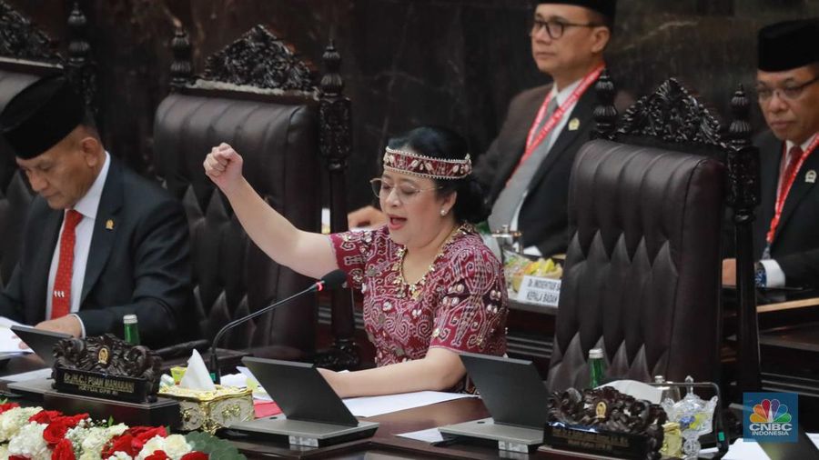 Ketua Dewan Perwakilan Rakyat (DPR) Puan Maharani saat menyampaikan pidato Sidang Tahunan MPR dan Sidang Bersama DPR dan DPD di Kompleks Parlemen, Senayan, Jakarta, Rabu (16/8/2023). Ketua Dewan Perwakilan Rakyat (DPR) Puan Maharani saat menyampaikan pidato Sidang Tahunan MPR dan Sidang Bersama DPR dan DPD di Kompleks Parlemen, Senayan, Jakarta, Rabu (16/8/2023). (CNBC Indonesia/Muhammad Sabki)