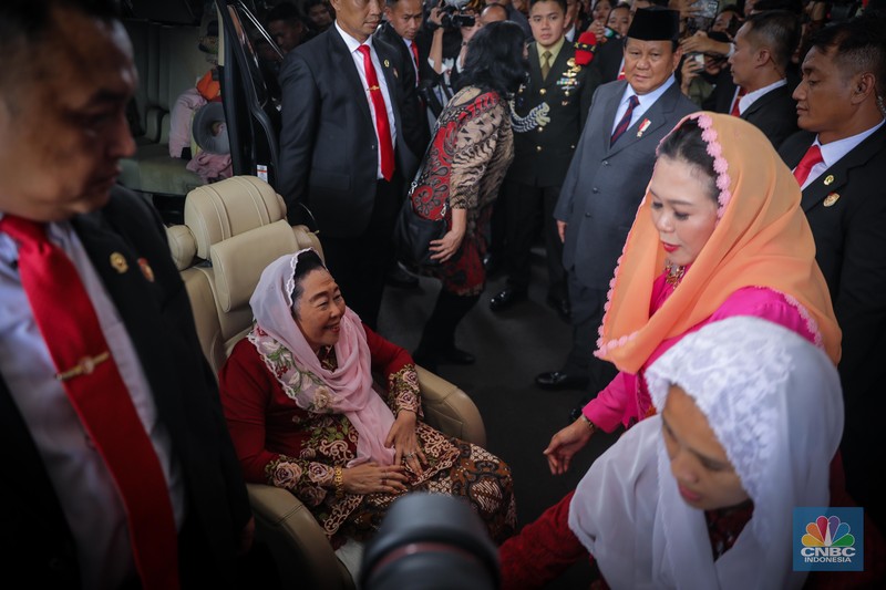 Ketua Umum (Ketum) Gerindra Prabowo Subianto mengantar istri Presiden ke-4 RI Abdurrahman Wahid, Sinta Nuriyah Wahid, sampai ke mobil setelah menghadiri acara Sidang Tahunan MPR RI. Ketua Umum (Ketum) Gerindra Prabowo Subianto mengantar istri Presiden ke-4 RI Abdurrahman Wahid, Sinta Nuriyah Wahid, sampai ke mobil setelah menghadiri acara Sidang Tahunan MPR RI. (CNBC Indonesia/Faisal Rahman)