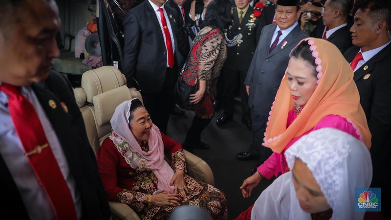 Ketua Umum (Ketum) Gerindra Prabowo Subianto mengantar istri Presiden ke-4 RI Abdurrahman Wahid, Sinta Nuriyah Wahid, sampai ke mobil setelah menghadiri acara Sidang Tahunan MPR RI. (CNBC Indonesia/Faisal Rahman)