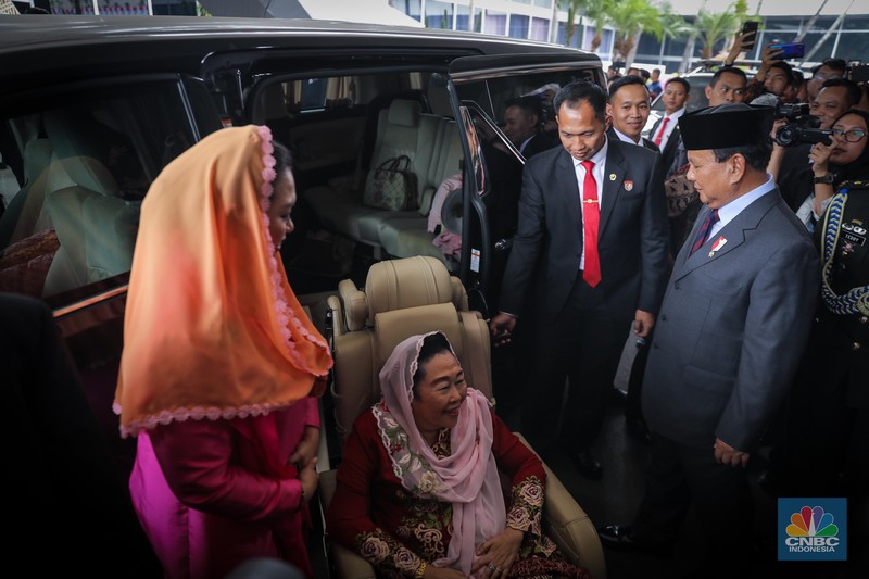 Ketua Umum (Ketum) Gerindra Prabowo Subianto mengantar istri Presiden ke-4 RI Abdurrahman Wahid, Sinta Nuriyah Wahid, sampai ke mobil setelah menghadiri acara Sidang Tahunan MPR RI. (CNBC Indonesia/Faisal Rahman)