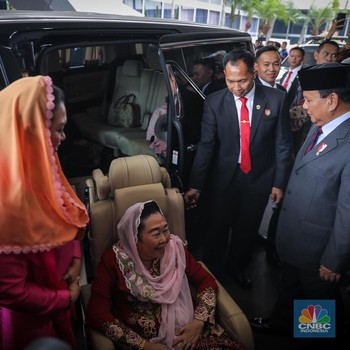 Momen Prabowo Antarkan Istri Gus Dur di Acara Sidang MPR
