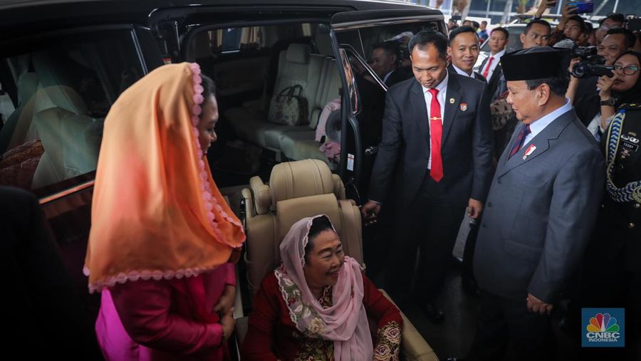 Ketua Umum (Ketum) Gerindra Prabowo Subianto mengantar istri Presiden ke-4 RI Abdurrahman Wahid, Sinta Nuriyah Wahid, sampai ke mobil setelah menghadiri acara Sidang Tahunan MPR RI. (CNBC Indonesia/Faisal Rahman)