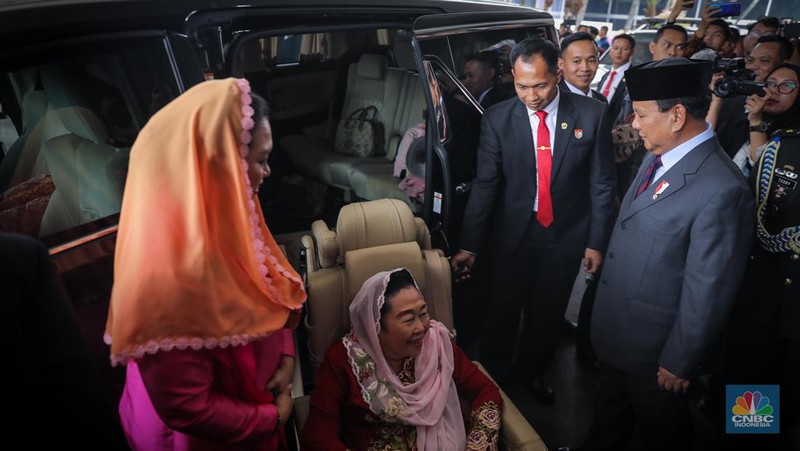 Ketua Umum (Ketum) Gerindra Prabowo Subianto mengantar istri Presiden ke-4 RI Abdurrahman Wahid, Sinta Nuriyah Wahid, sampai ke mobil setelah menghadiri acara Sidang Tahunan MPR RI. (CNBC Indonesia/Faisal Rahman)