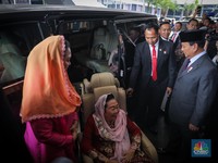 Momen Prabowo Antarkan Istri Gus Dur di Acara Sidang MPR