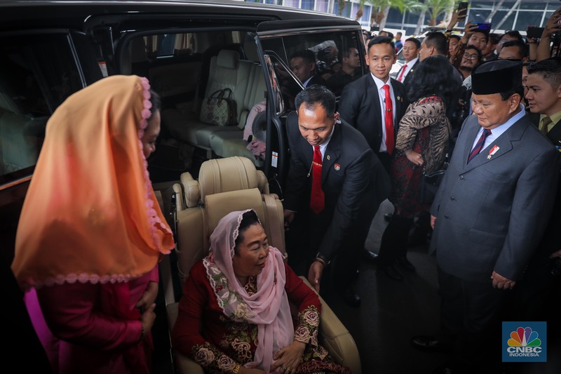 Ketua Umum (Ketum) Gerindra Prabowo Subianto mengantar istri Presiden ke-4 RI Abdurrahman Wahid, Sinta Nuriyah Wahid, sampai ke mobil setelah menghadiri acara Sidang Tahunan MPR RI. Ketua Umum (Ketum) Gerindra Prabowo Subianto mengantar istri Presiden ke-4 RI Abdurrahman Wahid, Sinta Nuriyah Wahid, sampai ke mobil setelah menghadiri acara Sidang Tahunan MPR RI. (CNBC Indonesia/Faisal Rahman)