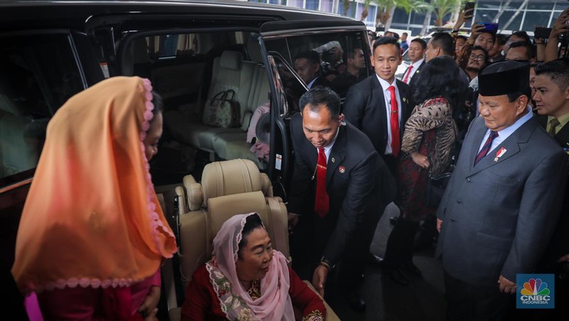 Ketua Umum (Ketum) Gerindra Prabowo Subianto mengantar istri Presiden ke-4 RI Abdurrahman Wahid, Sinta Nuriyah Wahid, sampai ke mobil setelah menghadiri acara Sidang Tahunan MPR RI. (CNBC Indonesia/Faisal Rahman)