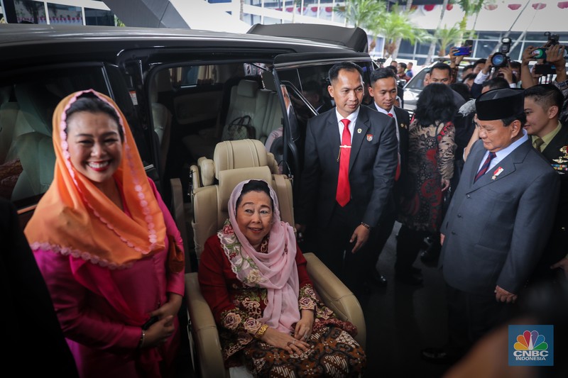 Ketua Umum (Ketum) Gerindra Prabowo Subianto mengantar istri Presiden ke-4 RI Abdurrahman Wahid, Sinta Nuriyah Wahid, sampai ke mobil setelah menghadiri acara Sidang Tahunan MPR RI. Ketua Umum (Ketum) Gerindra Prabowo Subianto mengantar istri Presiden ke-4 RI Abdurrahman Wahid, Sinta Nuriyah Wahid, sampai ke mobil setelah menghadiri acara Sidang Tahunan MPR RI. (CNBC Indonesia/Faisal Rahman)