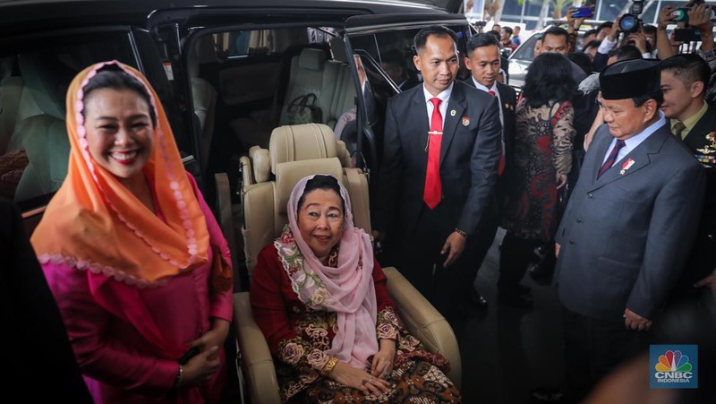 Ketua Umum (Ketum) Gerindra Prabowo Subianto mengantar istri Presiden ke-4 RI Abdurrahman Wahid, Sinta Nuriyah Wahid, sampai ke mobil setelah menghadiri acara Sidang Tahunan MPR RI. (CNBC Indonesia/Faisal Rahman)
