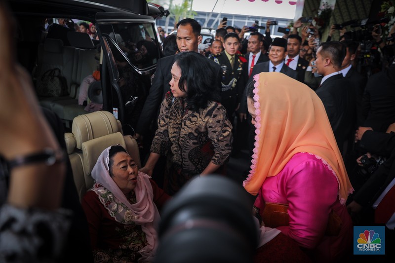 Ketua Umum (Ketum) Gerindra Prabowo Subianto mengantar istri Presiden ke-4 RI Abdurrahman Wahid, Sinta Nuriyah Wahid, sampai ke mobil setelah menghadiri acara Sidang Tahunan MPR RI. Ketua Umum (Ketum) Gerindra Prabowo Subianto mengantar istri Presiden ke-4 RI Abdurrahman Wahid, Sinta Nuriyah Wahid, sampai ke mobil setelah menghadiri acara Sidang Tahunan MPR RI. (CNBC Indonesia/Faisal Rahman)