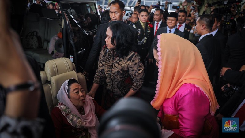 Ketua Umum (Ketum) Gerindra Prabowo Subianto mengantar istri Presiden ke-4 RI Abdurrahman Wahid, Sinta Nuriyah Wahid, sampai ke mobil setelah menghadiri acara Sidang Tahunan MPR RI. (CNBC Indonesia/Faisal Rahman)