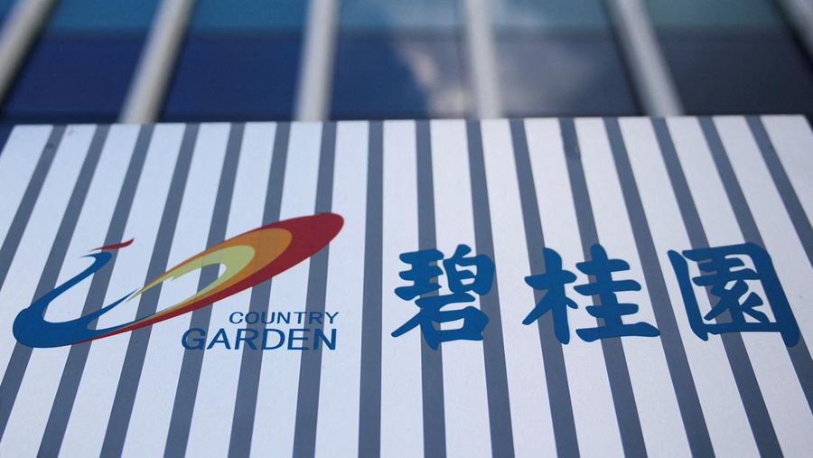 Logo perusahaan pengembang China Country Garden ditampilkan di Shanghai Country Garden Center di Shanghai, China 9 Agustus 2023. (REUTERS/Aly Song)