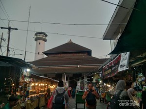 Masjid Sunan Ampel yang Berarsitektur Jawa Kuno dan Bernuansa Arab