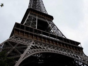 So Sweet..., Terjebak di Menara Eiffel, Pria Ini Spontan Lamar Pacar