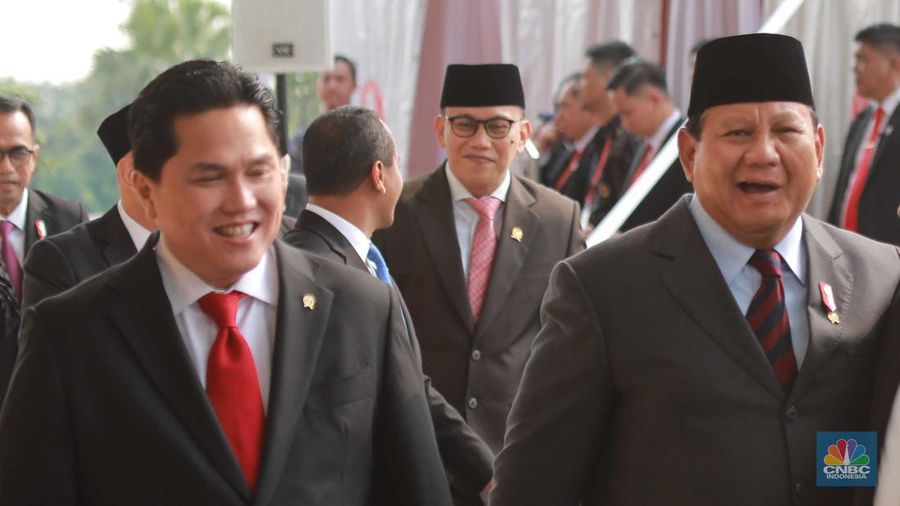 Menteri BUMN Erick Thohir (kiri) dan Ketua Umum Gerindra Prabowo Subianto (Kanan) tertawa bersama usai mengikuti serangkaian Sidang Tahunan MPR RI di Gedung DPR RI, Jakarta, Rabu (16/8/2023). (²©²ÊÍøÕ¾/Muhammad Sabki)